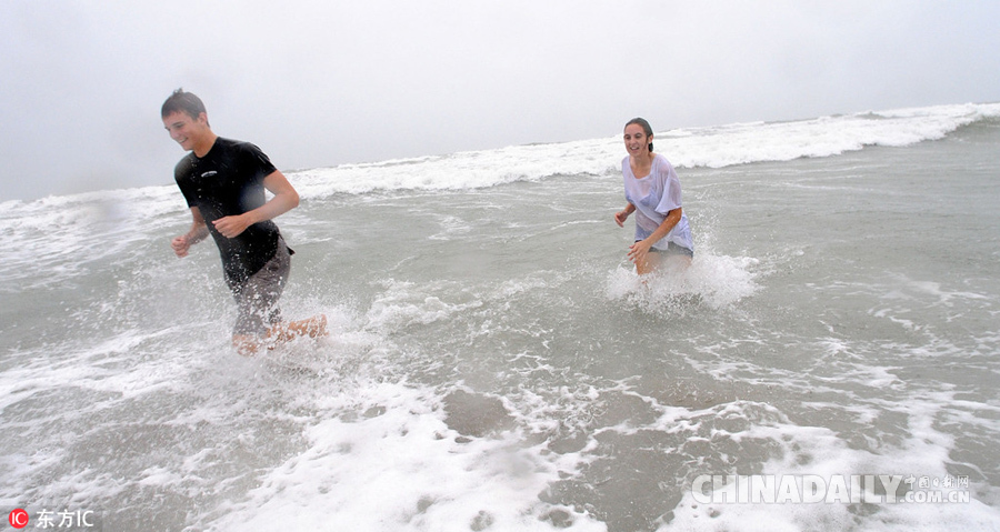 飓风“马修”直击美国东南部 民众海滩戏水热情不减
