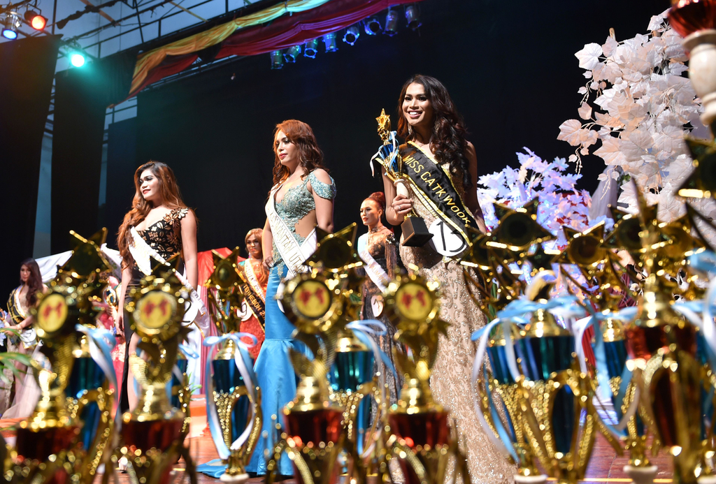 印尼秘密举行变性人选美佳丽华服惊艳