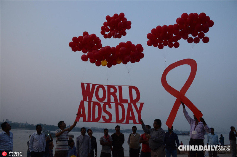 世界艾滋病日 红丝带在全球各地飘扬