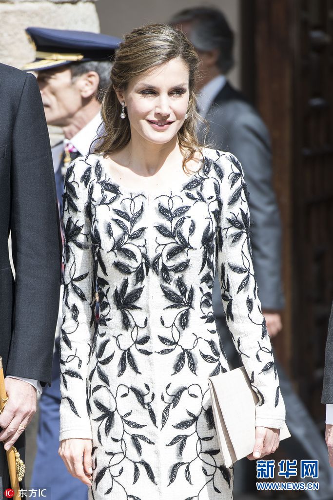 西班牙王后莱蒂齐亚出席活动着黑白印花裙典雅大方组图