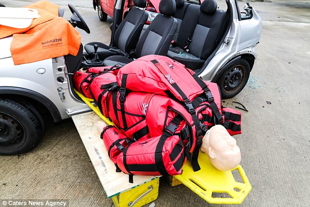 英国应急系统斥重金购大号假人 训练救援人员救治肥胖患者