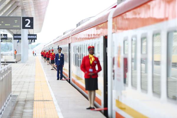“中国制造”蒙内铁路开通 外媒记者试乘感慨良多
