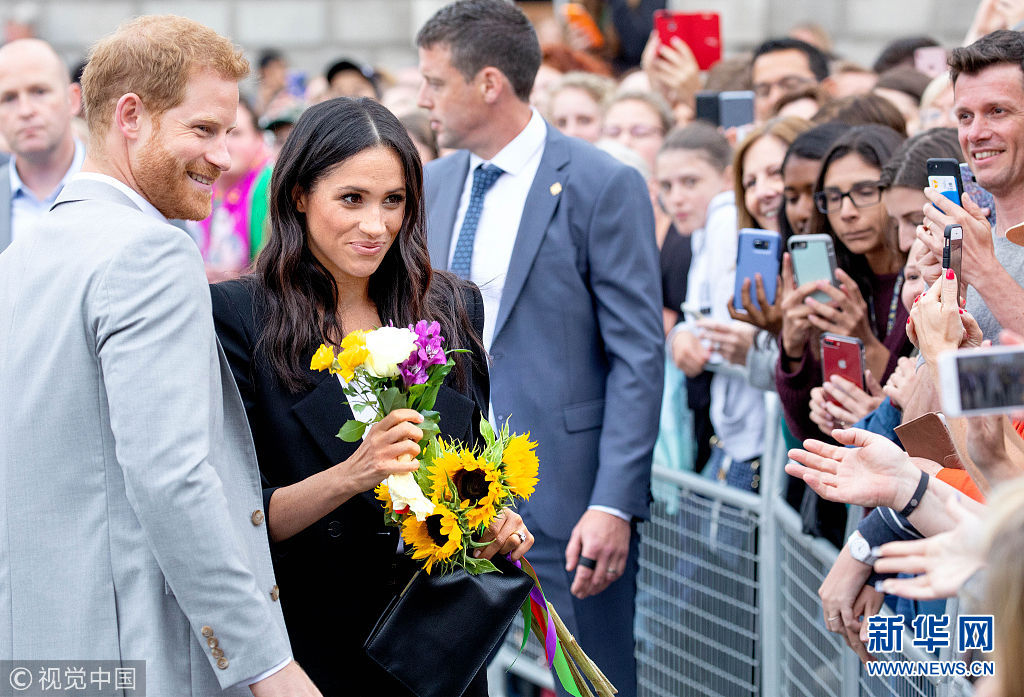 哈里王子与梅根王妃亮相都柏林街头接受民众欢迎
