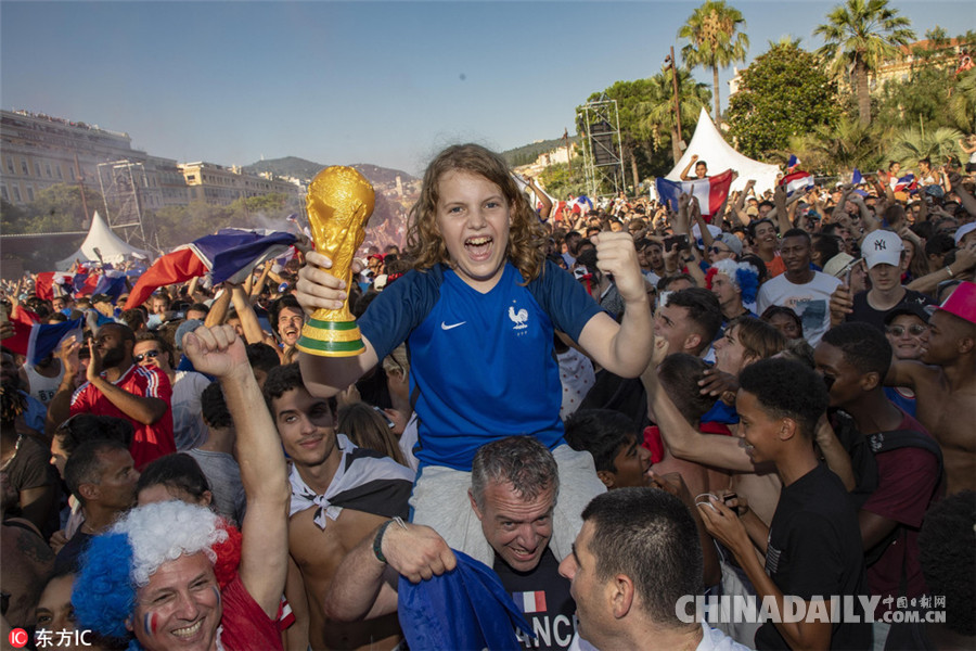 法国问鼎世界杯冠军:举国狂欢庆贺