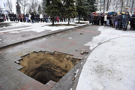 因路面突然塌陷 俄罗斯一岁半男孩坠入下水道身亡