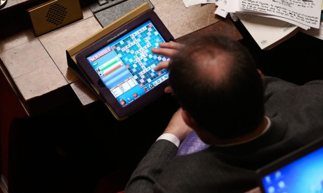 法国议员会上开小差 玩拼字游戏被拍正着