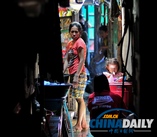 菲律宾首都数万民众生活贫困 住临时棚屋受灾害威胁