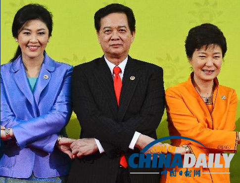 东盟峰会：越南总理“艳福不浅” 获韩泰两美女政客“夹击”