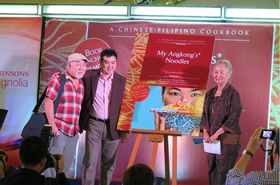 菲律宾华裔作家新书《我的祖父的面条》在菲受追捧