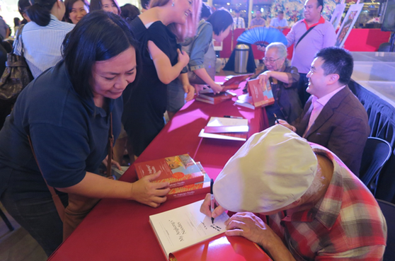 菲律宾华裔作家新书《我的祖父的面条》在菲受追捧