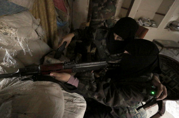 图片故事：叙利亚女兵上前线