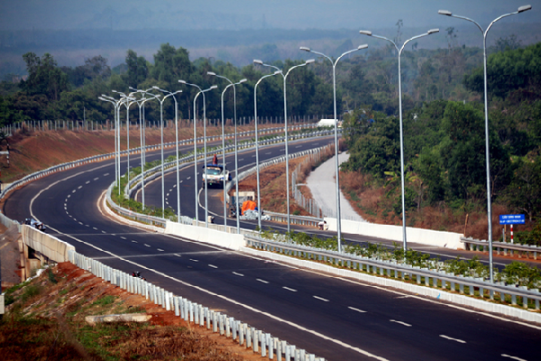 越南最现代高速公路全线通车