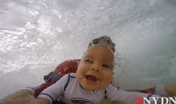 从惧怕到激动 9个月大婴儿冲浪引围观