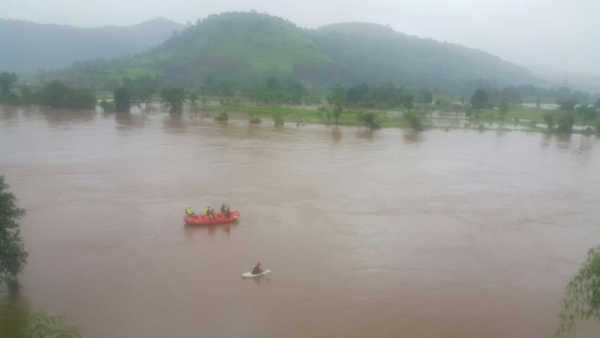 印度一高速路桥梁坍塌 至少22人失踪落水